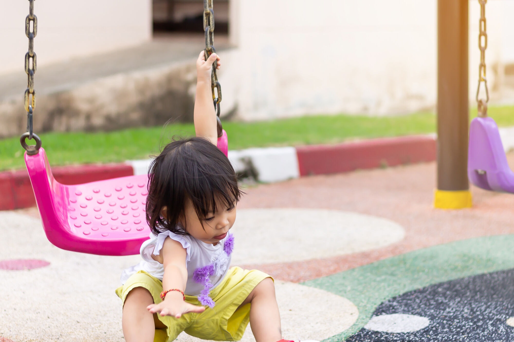ブランコで遊ぶ園児