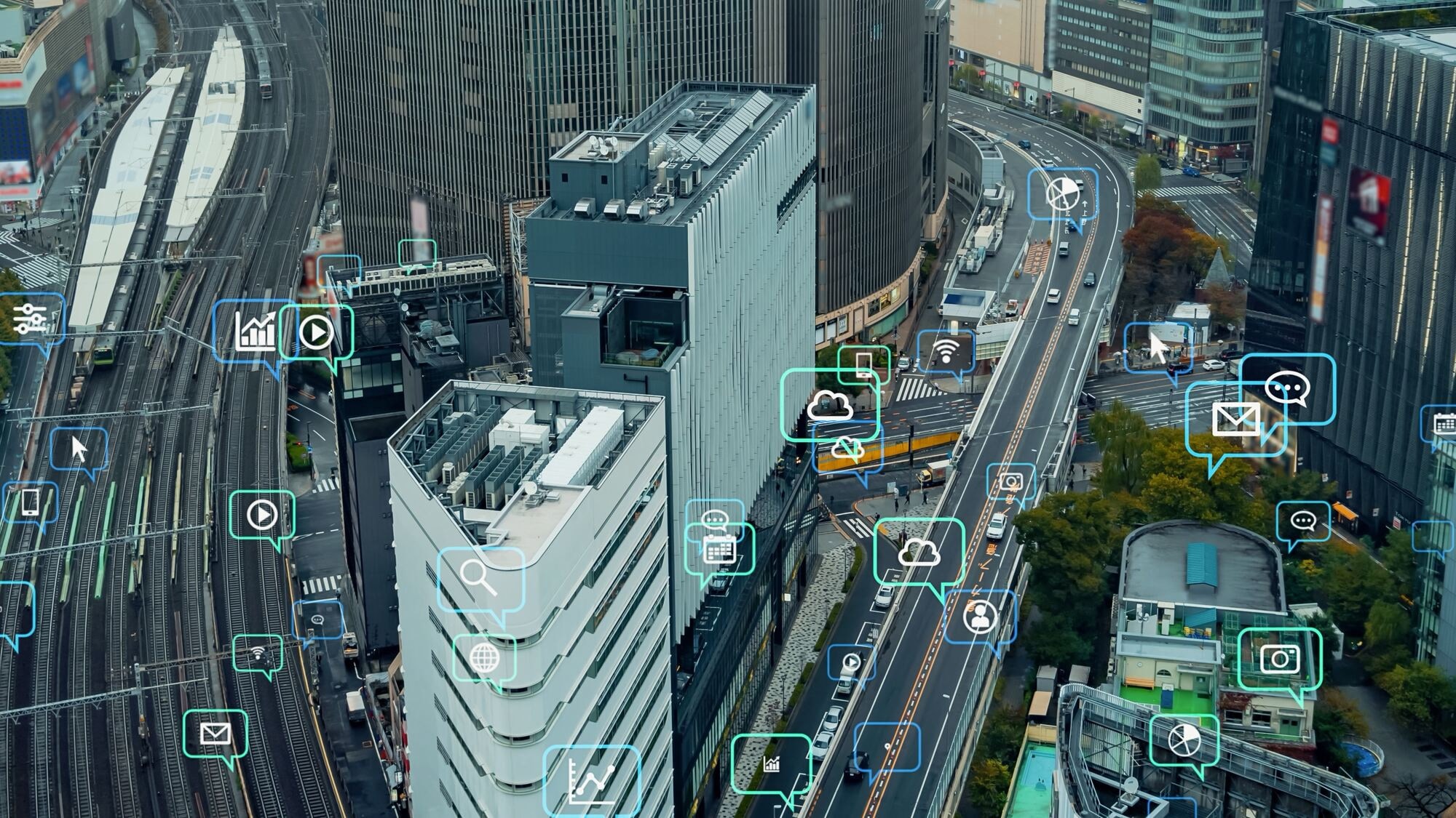 情報ネットワークのアイコンが重なる都市の俯瞰