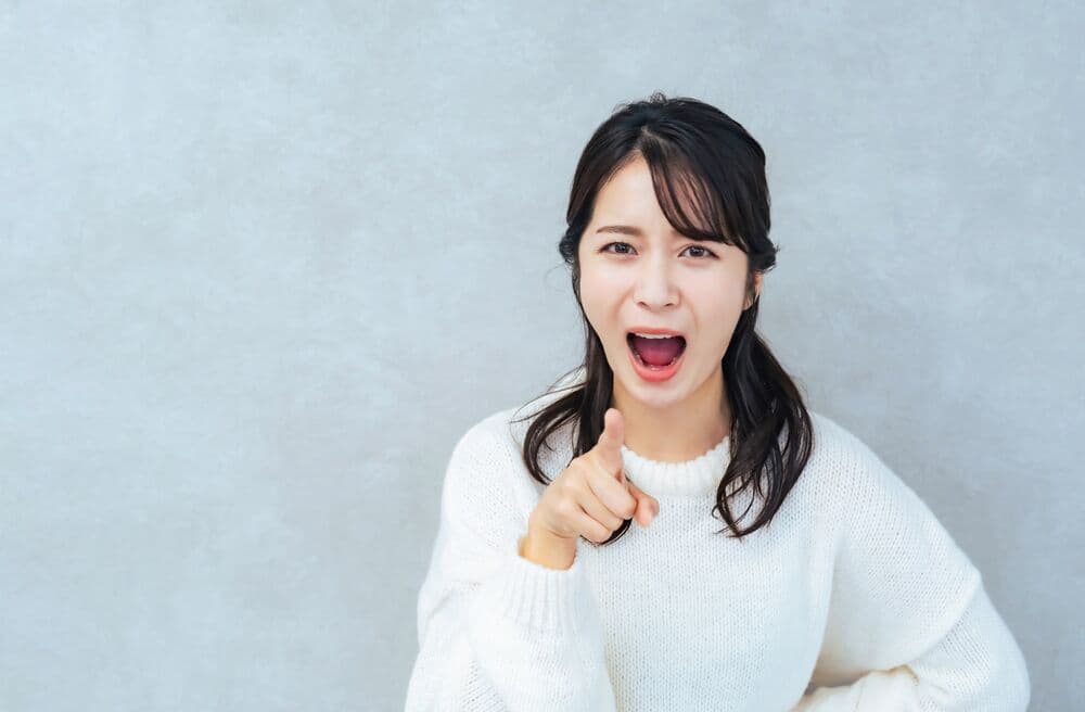 声を荒らげて指を差す保護者