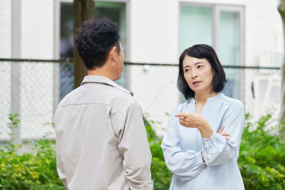 屋外で話し込む男女